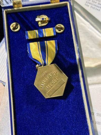 戎马世界章牌大赏第115期 美国空军建设人员奖章大套，包含得主获得的三枚奖章，勋标与各种证章，证书证件等，内容非常丰富，得主参与了二战越战，在韩国与阿波罗计划航天基地附近驻扎与参与建设过