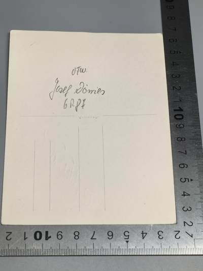 小驴勋章奖章收藏4月18日周六晚六点拍卖（珍爱和平，收藏战争，铭记历史，勿忘国耻，忠党爱国。有偿代拍，送拍规则在简介最后，参拍须阅读规则后再参拍，关系到运费包装发货时效真假辨别等关键信息，拍卖时不再发原图，看大图店主微信码在拍卖店铺介绍里或者找我要） 约瑟夫．多里斯（Josef Dorries) 战后照片上的战后签名原件。Josef Dorrie s下士（1923 年 6 月 7 日 - 2007 年 7 月9日）于1944年4月5日以36步兵师87步兵团第六连的士官获得骑士铁十字勋章。