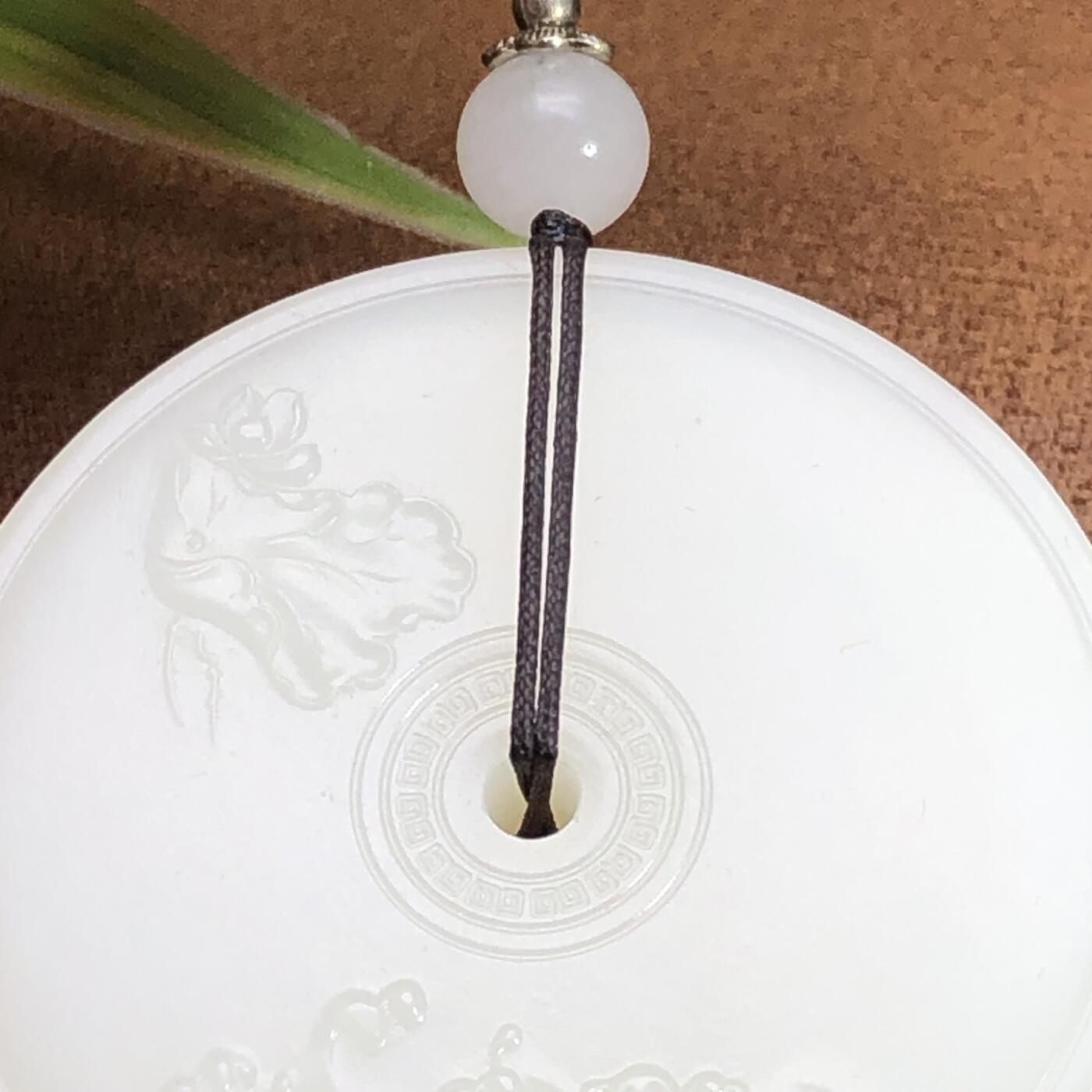 平安大扣子脂白新疆和田玉作品，平安扣，58.63g，直径51，白皮，玉质油润，脂粉感十足，糯性满满，微微结构，双面浮雕工艺，古朴大气，海派玉雕名家作品，有款证全套包装！JL310416