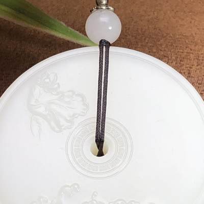 平安大扣子脂白新疆和田玉作品，平安扣，58.63g，直径51，白皮，玉质油润，脂粉感十足，糯性满满，微微结构，双面浮雕工艺，古朴大气，海派玉雕名家作品，有款证全套包装！JL310416 平安大扣子脂白新疆和田玉作品，平安扣，58.63g，直径51，白皮，玉质油润，脂粉感十足，糯性满满，微微结构，双面浮雕工艺，古朴大气，海派玉雕名家作品，有款证全套包装！JL310416