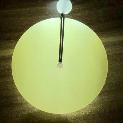 平安大扣子脂白新疆和田玉作品，平安扣，58.63g，直径51，白皮，玉质油润，脂粉感十足，糯性满满，微微结构，双面浮雕工艺，古朴大气，海派玉雕名家作品，有款证全套包装！JL310416 平安大扣子脂白新疆和田玉作品，平安扣，58.63g，直径51，白皮，玉质油润，脂粉感十足，糯性满满，微微结构，双面浮雕工艺，古朴大气，海派玉雕名家作品，有款证全套包装！JL310416