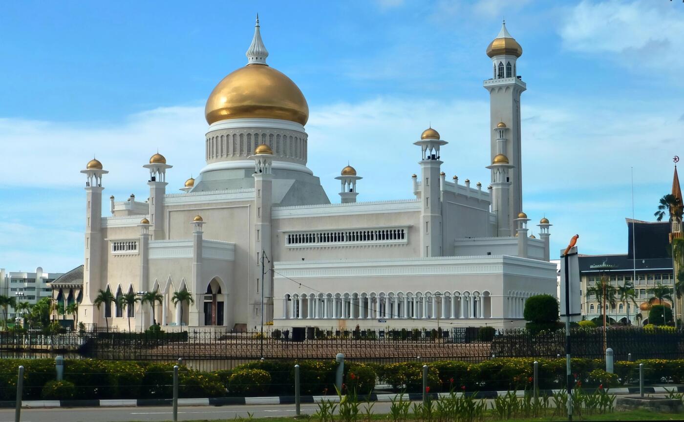 【俄甄集藏】满园春色-2026年(051)04-22星期三 晚 19:30 全场包邮 文莱1992年哈桑纳尔·博尔基亚苏丹头像纪念货币局成立25周年精制全银套币，原盒证，建筑为奥马尔·阿里·赛福鼎清真寺，共计74.41克，925银，发行量2000套，名誉品种