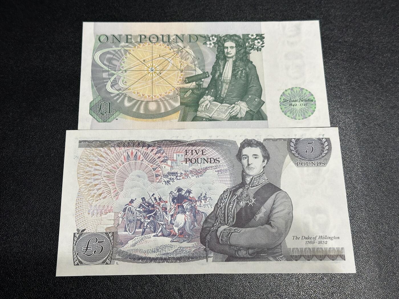 《外钞收藏家》第六百二十八期（精品百拍场）（长期征集拍品、欢迎藏友们联系合作） 英国D序列1和5镑 2张一起 全新UNC 5镑角不绝