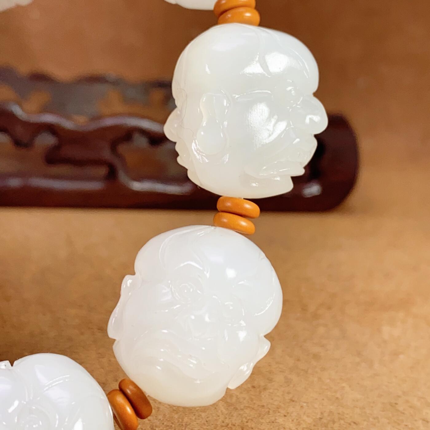 新疆和田玉作品，十八罗汉手持，154.58g，白度一级，油性好，脂粉感十足，超大颗粒，颗颗立体双面工，品相霸气！