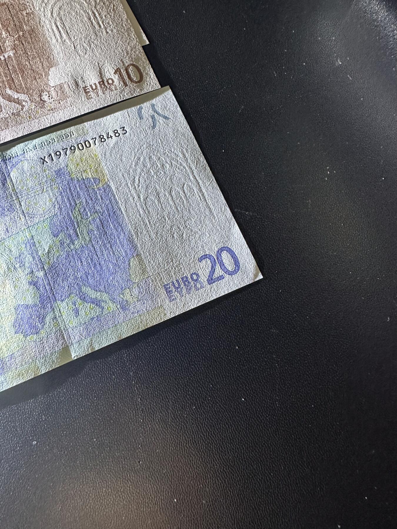 《外钞收藏家》第六百二十八期（精品百拍场）（长期征集拍品、欢迎藏友们联系合作） 一签5、10、20欧元5张一起 10欧1张AU、20欧全新角不绝 其他全新