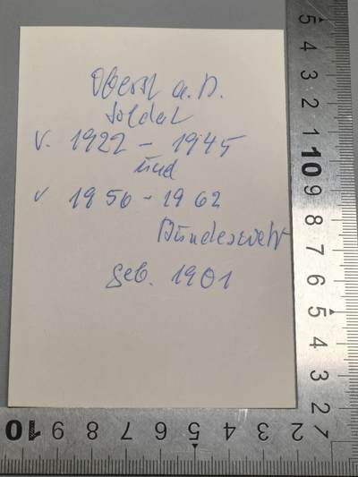 小驴勋章奖章收藏4月18日周六晚六点拍卖（珍爱和平，收藏战争，铭记历史，勿忘国耻，忠党爱国。有偿代拍，送拍规则在简介最后，参拍须阅读规则后再参拍，关系到运费包装发货时效真假辨别等关键信息，拍卖时不再发原图，看大图店主微信码在拍卖店铺介绍里或者找我要） 橡叶饰骑士铁十字勋章获得者弗朗茨·韦勒（Franz Weller）上校签名照这是弗朗茨·韦勒在战后照片上的亲笔签名