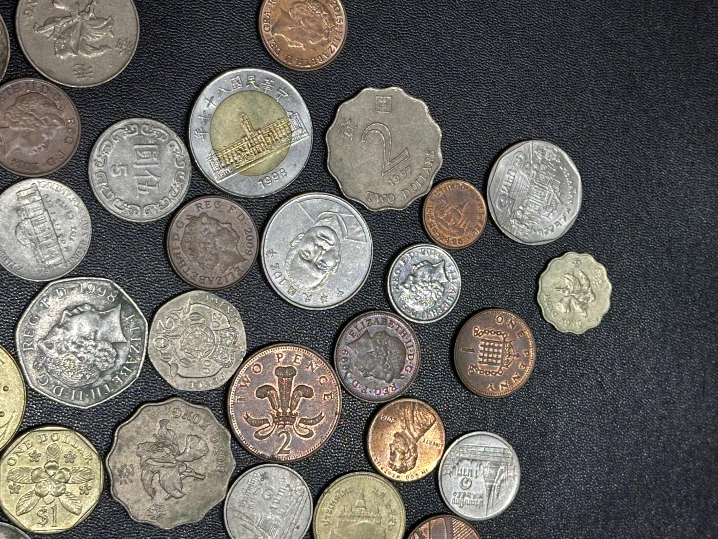 《外钞收藏家》第六百二十八期（精品百拍场）（长期征集拍品、欢迎藏友们联系合作） 几十枚硬币一起 如图