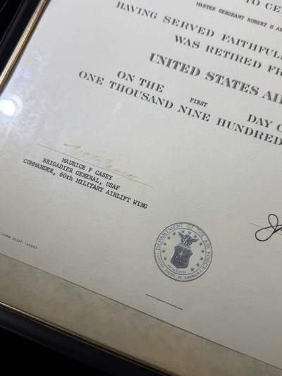 戎马世界章牌大赏第115期 美国证书套，属于柯伊柏机载天文台负责人Robert H. Arnold，他曾作为航空电子技术人员在美国海军服役，后转到美国空军，继续从事飞机航空电子设备专业相关工作。1968年从部队退役后在艾姆斯研究中心（Ames Research Center）工作，担任柯伊伯空中天文台（KAO）负责人，参与了一系列的科学发现，包括天王星存在光环、冥王星周围的大气和星际介质中存在水蒸气等