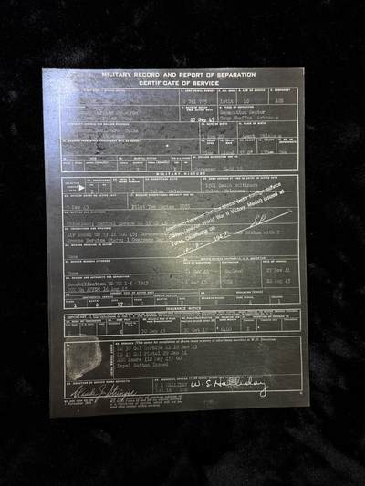 戎马世界章牌大赏第115期 美国空军建设人员奖章大套，包含得主获得的三枚奖章，勋标与各种证章，证书证件等，内容非常丰富，得主参与了二战越战，在韩国与阿波罗计划航天基地附近驻扎与参与建设过