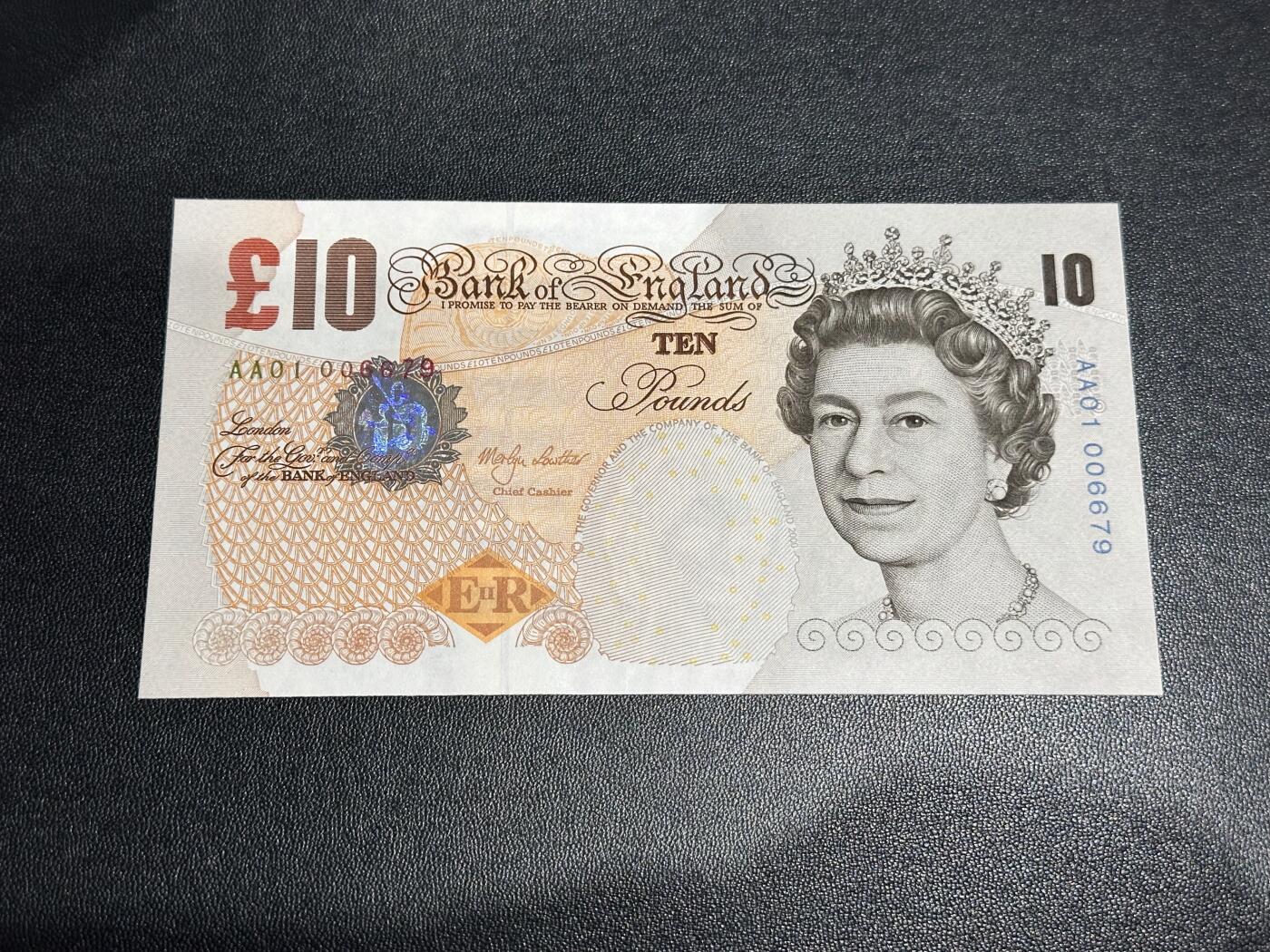 《外钞收藏家》第六百二十八期（精品百拍场）（长期征集拍品、欢迎藏友们联系合作） 英国E序列10镑 AA01冠 千位号 无4 全新UNC