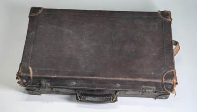 小驴勋章奖章收藏4月18日周六晚六点拍卖（珍爱和平，收藏战争，铭记历史，勿忘国耻，忠党爱国。有偿代拍，送拍规则在简介最后，参拍须阅读规则后再参拍，关系到运费包装发货时效真假辨别等关键信息，拍卖时不再发原图，看大图店主微信码在拍卖店铺介绍里或者找我要） 伟大的抗日战争时期日方从军记章勋记、杂件等在一个皮箱里一套