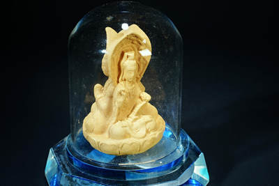 上海都达杂项专场102【全场包邮】  绒沙金三面观音摆件97-318