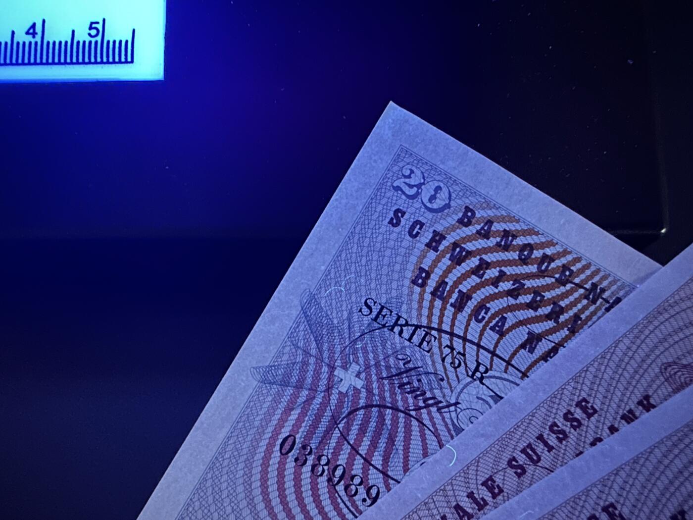 《外钞收藏家》第六百二十八期（精品百拍场）（长期征集拍品、欢迎藏友们联系合作） 瑞士1970年10法郎2张连号+71年20法郎1张一起  全新角轻微不绝