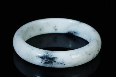 上海都达杂项专场103【全场包邮】  天然和田玉点墨青花手镯97-18