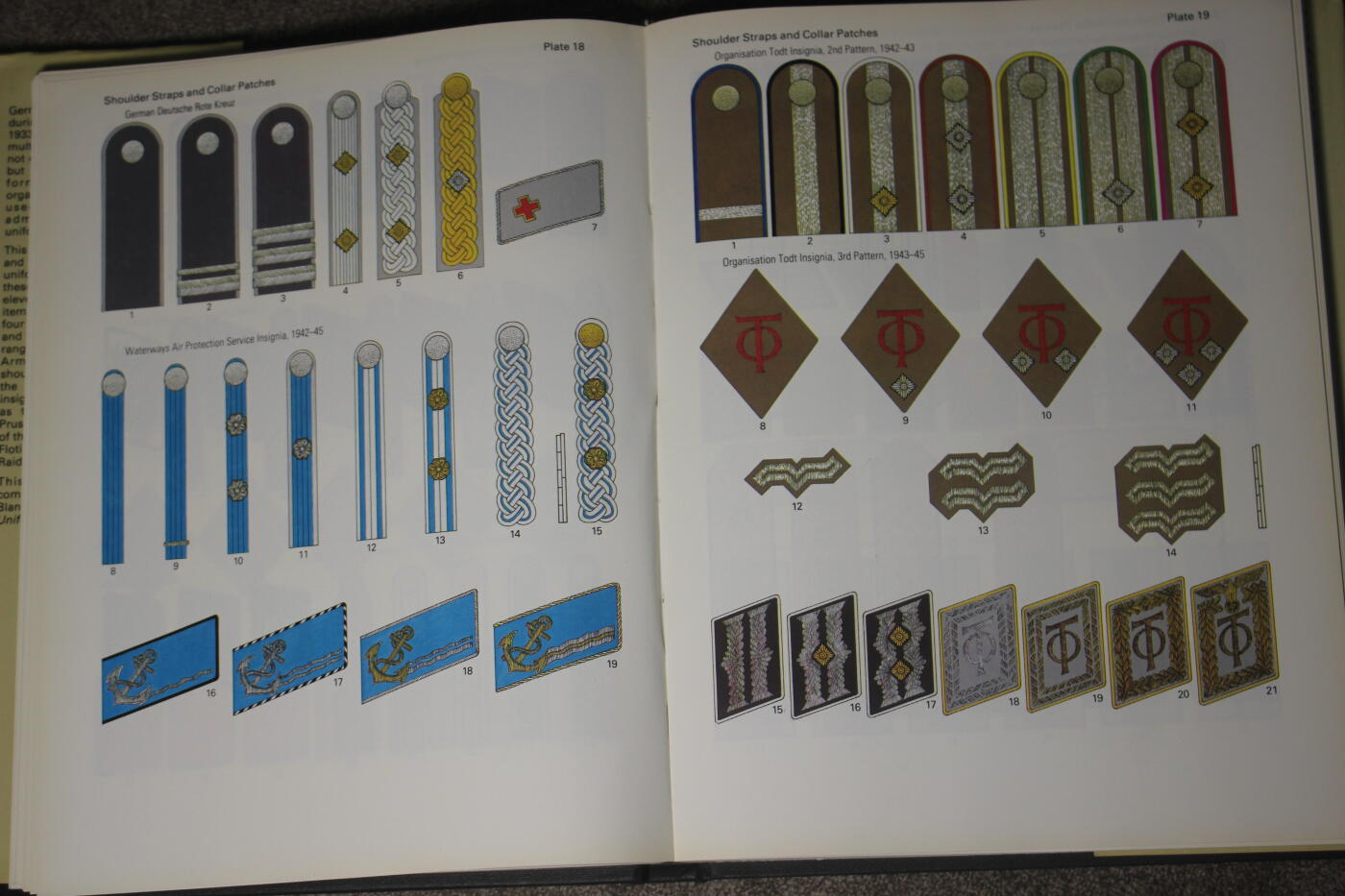 2026.4.21杂货小拍卖 德三组织标识，全书203页，实物照片和彩绘图片作比较，较为详细的介绍了德三的各类军事和民间组织标识，库存品相