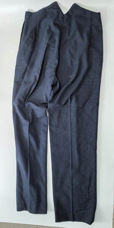 小驴勋章奖章收藏4月18日周六晚六点拍卖（珍爱和平，收藏战争，铭记历史，勿忘国耻，忠党爱国。有偿代拍，送拍规则在简介最后，参拍须阅读规则后再参拍，关系到运费包装发货时效真假辨别等关键信息，拍卖时不再发原图，看大图店主微信码在拍卖店铺介绍里或者找我要） 英国皇家空军RAF礼服马甲裤子一套，没量尺寸，170cm偏胖成年男性可以穿