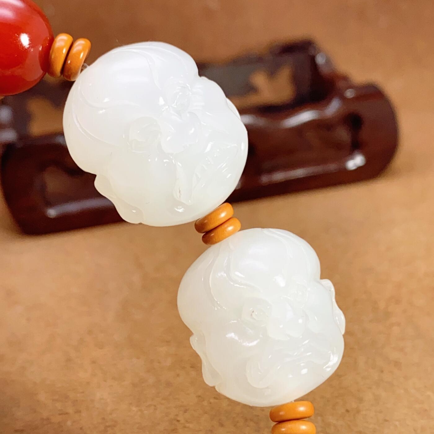 新疆和田玉作品，十八罗汉手持，154.58g，白度一级，油性好，脂粉感十足，超大颗粒，颗颗立体双面工，品相霸气！