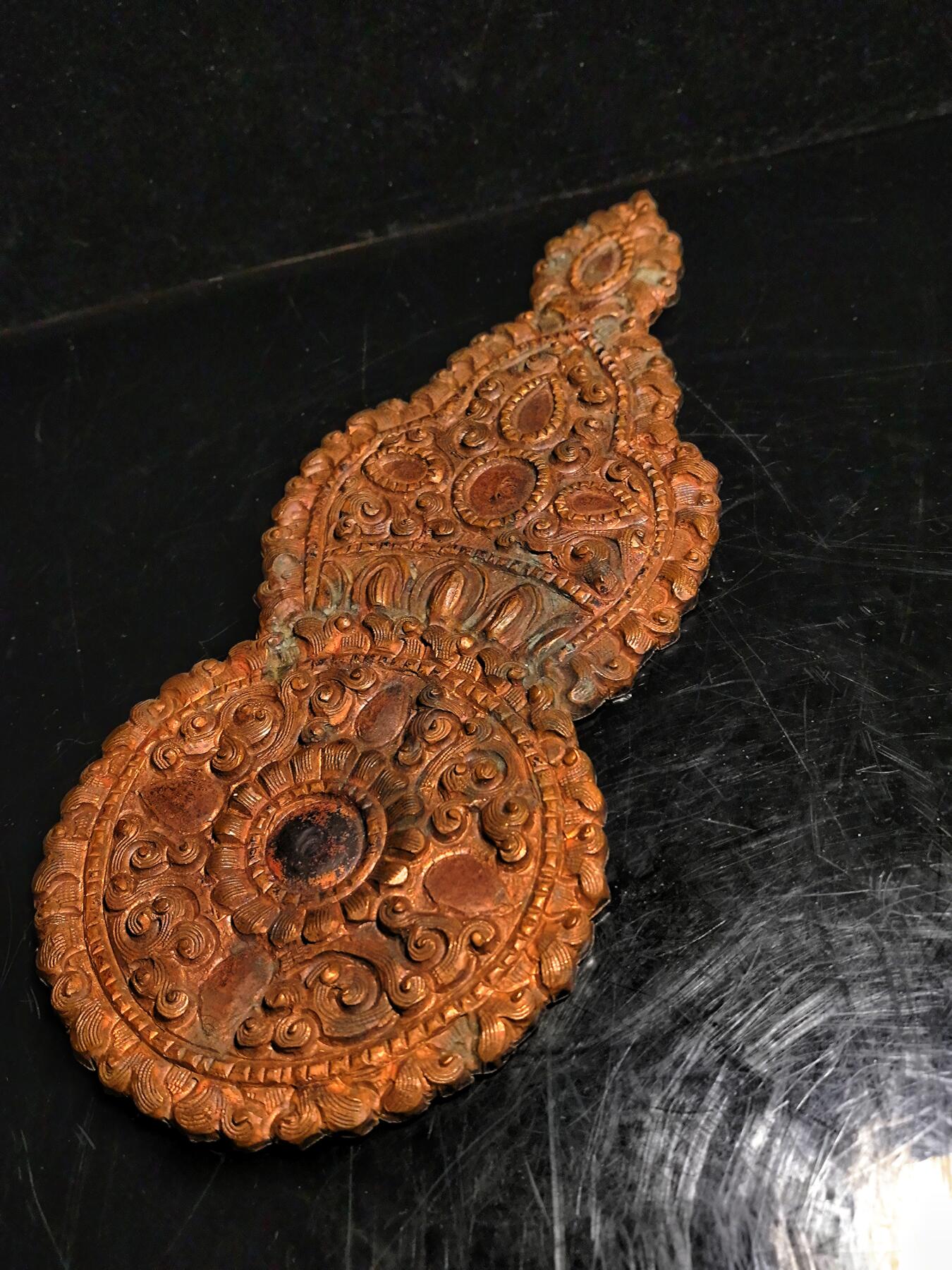 碧月说宝.雪域莲花开（二） 清代 藏传老铜佛龛饰片 百年锤揲八宝纹重器