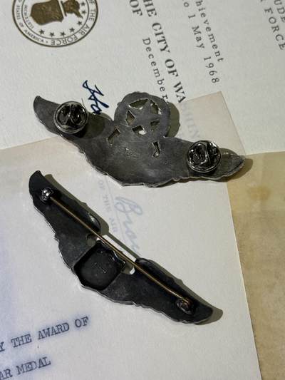 戎马世界章牌大赏第115期 美国空军建设人员奖章大套，包含得主获得的三枚奖章，勋标与各种证章，证书证件等，内容非常丰富，得主参与了二战越战，在韩国与阿波罗计划航天基地附近驻扎与参与建设过