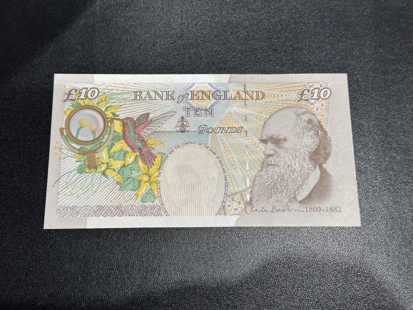 《外钞收藏家》第六百二十八期（精品百拍场）（长期征集拍品、欢迎藏友们联系合作） 英国E序列10镑 AA01冠 千位号 无4 全新UNC