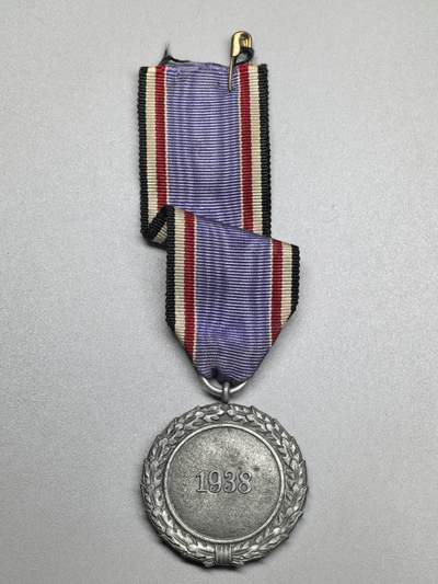 小驴勋章奖章收藏4月18日周六晚六点拍卖（珍爱和平，收藏战争，铭记历史，勿忘国耻，忠党爱国。有偿代拍，送拍规则在简介最后，参拍须阅读规则后再参拍，关系到运费包装发货时效真假辨别等关键信息，拍卖时不再发原图，看大图店主微信码在拍卖店铺介绍里或者找我要） 得三二级空袭防御奖章，合金材质，长绶带