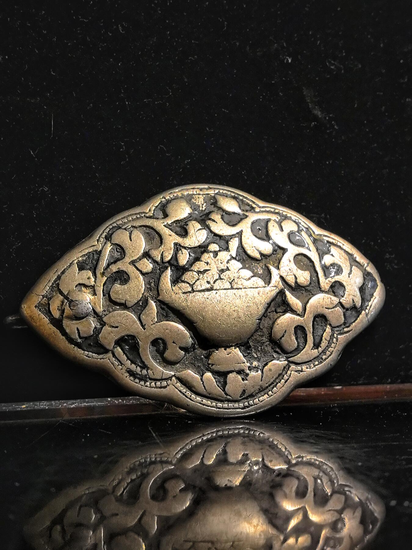 碧月说宝.雪域莲花开（二） 清代 银錾刻聚宝盆缠枝纹带扣