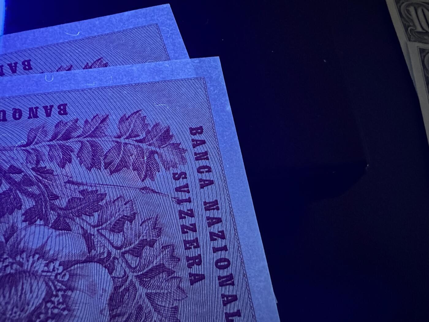 《外钞收藏家》第六百二十八期（精品百拍场）（长期征集拍品、欢迎藏友们联系合作） 瑞士1970年10法郎2张连号+71年20法郎1张一起  全新角轻微不绝