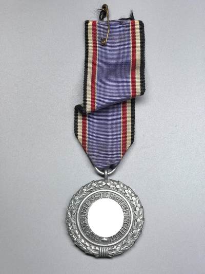 小驴勋章奖章收藏4月18日周六晚六点拍卖（珍爱和平，收藏战争，铭记历史，勿忘国耻，忠党爱国。有偿代拍，送拍规则在简介最后，参拍须阅读规则后再参拍，关系到运费包装发货时效真假辨别等关键信息，拍卖时不再发原图，看大图店主微信码在拍卖店铺介绍里或者找我要） 得三二级空袭防御奖章，合金材质，长绶带