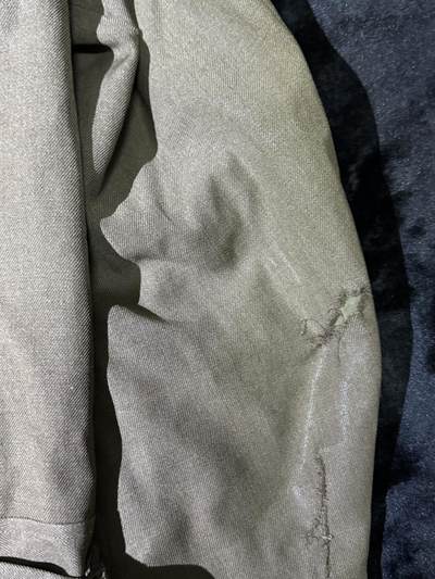 戎马世界章牌大赏第115期 美国飞行员衣服与空军嘉奖以及服役功绩奖章证书一套，获得事迹分别为保障联队从F-4鬼怪到F-16战隼的平稳换装转型以及在担任驻英国本特沃特斯第81战术战斗机联队生命保障主管期间以极强专业能力保障战机完好率，所属单位获评驻欧空军年度最优，为美国空军赢得重大荣誉