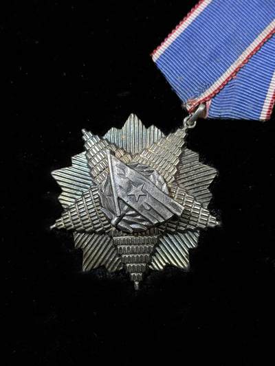 戎马世界章牌大赏第115期 南斯拉夫五级旗帜勋章，银制，第一版，590号，重达50g左右，带号版很少见