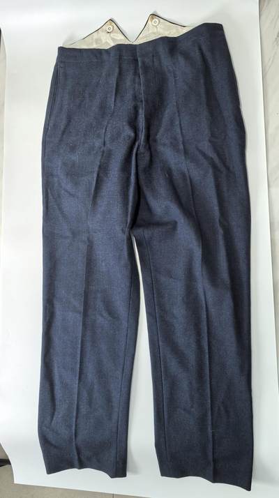 小驴勋章奖章收藏4月18日周六晚六点拍卖（珍爱和平，收藏战争，铭记历史，勿忘国耻，忠党爱国。有偿代拍，送拍规则在简介最后，参拍须阅读规则后再参拍，关系到运费包装发货时效真假辨别等关键信息，拍卖时不再发原图，看大图店主微信码在拍卖店铺介绍里或者找我要） 英国皇家空军RAF礼服马甲裤子一套，没量尺寸，170cm偏胖成年男性可以穿