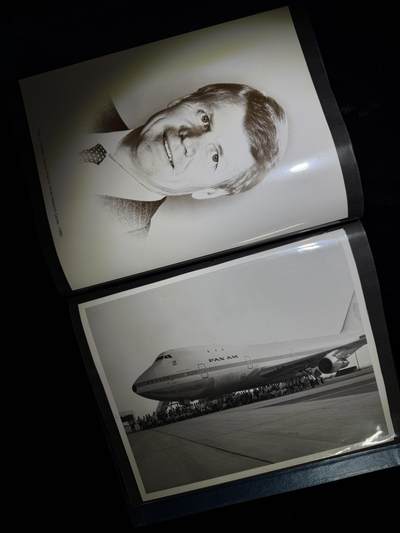 戎马世界章牌大赏第115期 美国证书套，属于柯伊柏机载天文台负责人Robert H. Arnold，他曾作为航空电子技术人员在美国海军服役，后转到美国空军，继续从事飞机航空电子设备专业相关工作。1968年从部队退役后在艾姆斯研究中心（Ames Research Center）工作，担任柯伊伯空中天文台（KAO）负责人，参与了一系列的科学发现，包括天王星存在光环、冥王星周围的大气和星际介质中存在水蒸气等