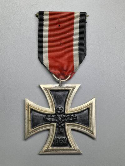 小驴勋章奖章收藏4月18日周六晚六点拍卖（珍爱和平，收藏战争，铭记历史，勿忘国耻，忠党爱国。有偿代拍，送拍规则在简介最后，参拍须阅读规则后再参拍，关系到运费包装发货时效真假辨别等关键信息，拍卖时不再发原图，看大图店主微信码在拍卖店铺介绍里或者找我要） 57版二级铁十字勋章，有多处修补痕迹影响鉴定还请自行断代
