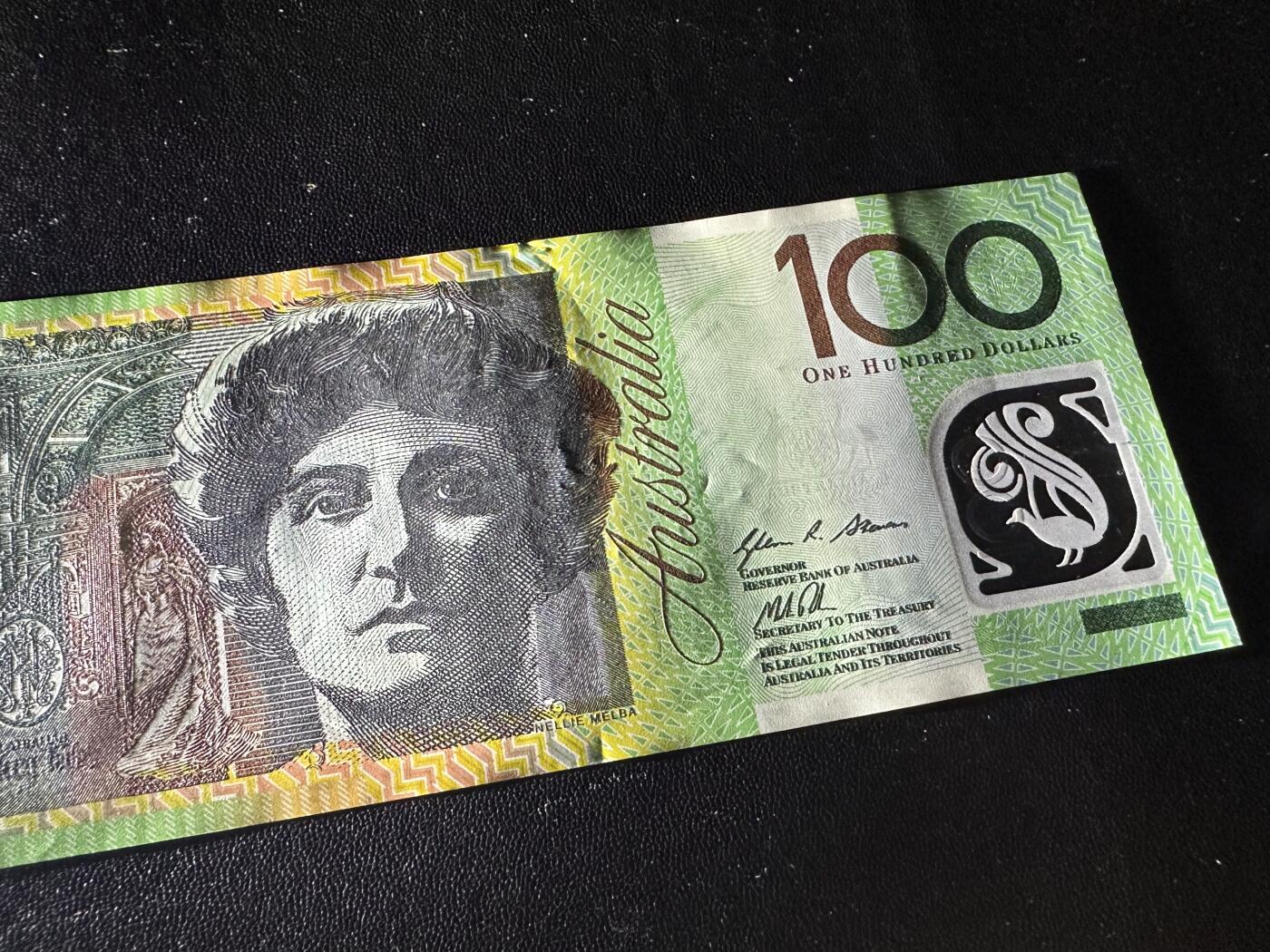 《外钞收藏家》第六百二十八期（精品百拍场）（长期征集拍品、欢迎藏友们联系合作） 2013年澳大利亚100元 全新 轻微压印+F序列50英镑全新UNC 2张一起