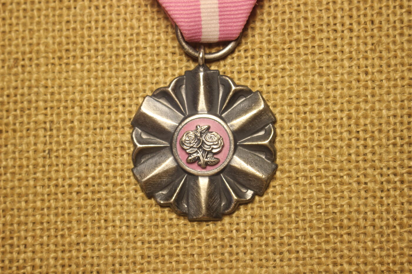 2026.4.21杂货小拍卖 波兰金婚奖章一组，附带原主人获奖时的照片一组，库存品相