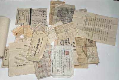 小驴勋章奖章收藏4月18日周六晚六点拍卖（珍爱和平，收藏战争，铭记历史，勿忘国耻，忠党爱国。有偿代拍，送拍规则在简介最后，参拍须阅读规则后再参拍，关系到运费包装发货时效真假辨别等关键信息，拍卖时不再发原图，看大图店主微信码在拍卖店铺介绍里或者找我要） 伟大的抗日战争时期日方从军记章勋记、杂件等在一个皮箱里一套