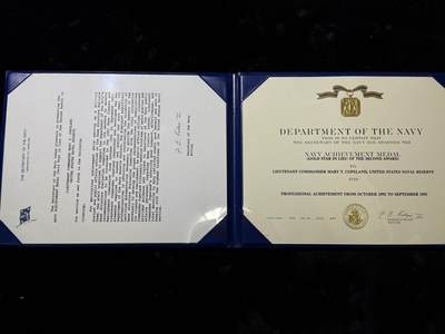 戎马世界章牌大赏第115期 美国海军夫妻套证，丈夫是美国海军公共事务官，妻子担任过海军特种作战司令部礼仪官与海军信息局行动官参与过高贵之鹰行动（911复仇行动）、沙漠盾牌行动、还有沙漠风暴行动的对外宣传与媒体联络工作