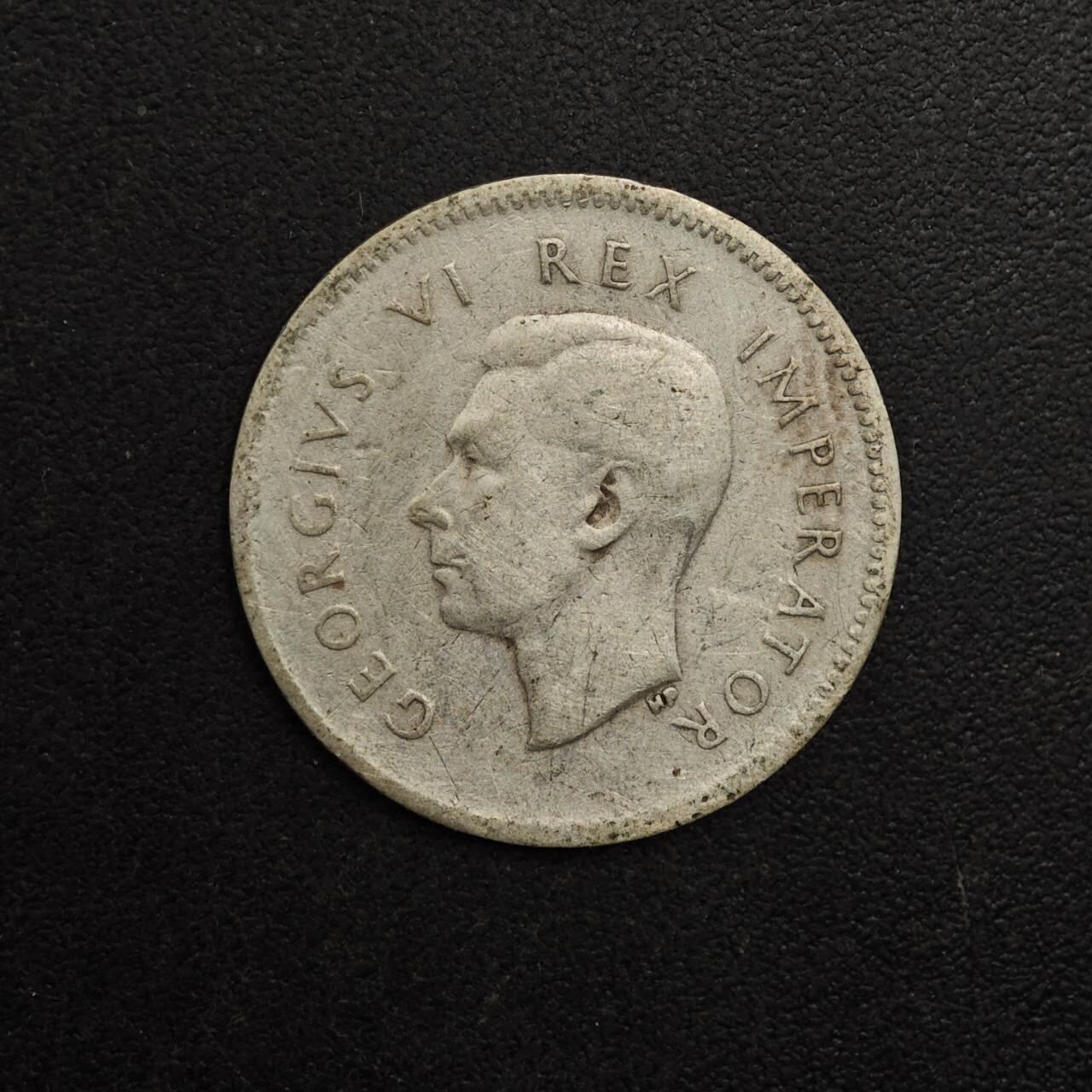 【淘币小摊】实时拍第八百九十三拍   散币场    每周一统一发货 南非1943年乔治六世3便士银币