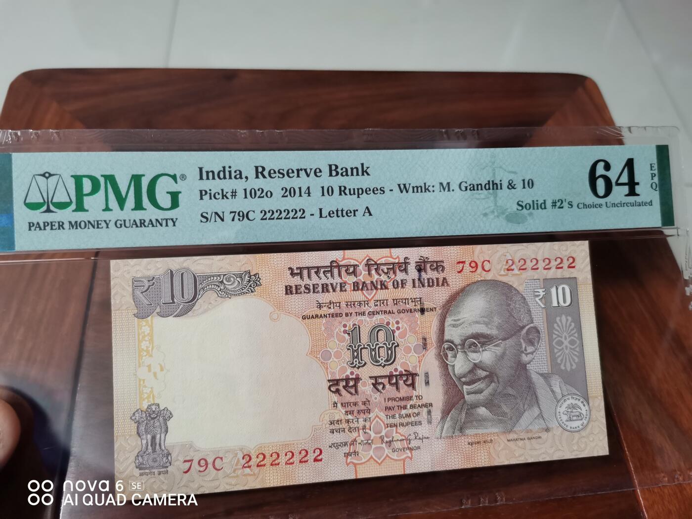 2014年 印度储备银行10卢比纸币，PMG评级64分，Choice Uncirculated，全同号79C 222222，Letter A版。票面保存完好，几乎全新，收藏级别，品相漂亮，适合钱币收藏爱好者。  评级币，保真包老，非流通外币，收藏价值高。评级机构为PMG，编号2399936902G。  包邮，同城可自提。售出不退不换，不议价。