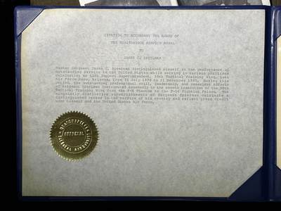 戎马世界章牌大赏第115期 美国飞行员衣服与空军嘉奖以及服役功绩奖章证书一套，获得事迹分别为保障联队从F-4鬼怪到F-16战隼的平稳换装转型以及在担任驻英国本特沃特斯第81战术战斗机联队生命保障主管期间以极强专业能力保障战机完好率，所属单位获评驻欧空军年度最优，为美国空军赢得重大荣誉