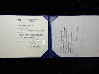 戎马世界章牌大赏第115期 美国海军夫妻套证，丈夫是美国海军公共事务官，妻子担任过海军特种作战司令部礼仪官与海军信息局行动官参与过高贵之鹰行动（911复仇行动）、沙漠盾牌行动、还有沙漠风暴行动的对外宣传与媒体联络工作