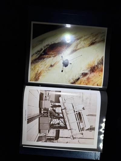 戎马世界章牌大赏第115期 美国证书套，属于柯伊柏机载天文台负责人Robert H. Arnold，他曾作为航空电子技术人员在美国海军服役，后转到美国空军，继续从事飞机航空电子设备专业相关工作。1968年从部队退役后在艾姆斯研究中心（Ames Research Center）工作，担任柯伊伯空中天文台（KAO）负责人，参与了一系列的科学发现，包括天王星存在光环、冥王星周围的大气和星际介质中存在水蒸气等