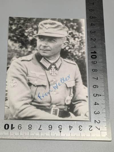 小驴勋章奖章收藏4月18日周六晚六点拍卖（珍爱和平，收藏战争，铭记历史，勿忘国耻，忠党爱国。有偿代拍，送拍规则在简介最后，参拍须阅读规则后再参拍，关系到运费包装发货时效真假辨别等关键信息，拍卖时不再发原图，看大图店主微信码在拍卖店铺介绍里或者找我要） 橡叶饰骑士铁十字勋章获得者弗朗茨·韦勒（Franz Weller）上校签名照这是弗朗茨·韦勒在战后照片上的亲笔签名