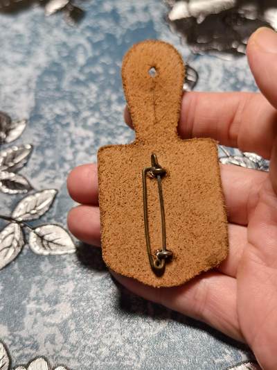 抚柳草堂-第二十六期章牌钱币  奖章勋章 满百包邮 放漏专场 法国第40炮兵团证章（北非军团） 历史原品 新月与红星 这是北非军团（Troupes Coloniales）的标志性配色在阿尔及利亚战争期间该团驻扎在北非地区 