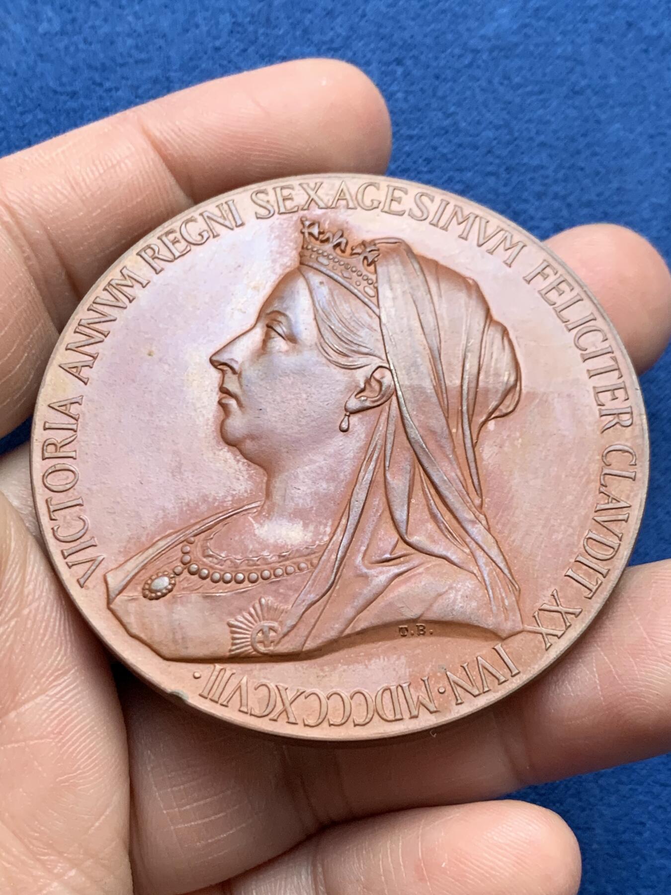 《竞宝斋》第481场 周日，周一 2场连拍 （全场包邮）20级店铺 欢迎送拍 英国1837-1897年维多利亚女王加冕60周年纪念大铜章，带原盒，大尺寸版本，直径55.3mm，重73.1克