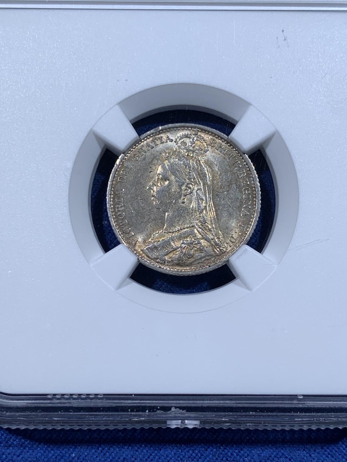 《竞宝斋》第481场 周日，周一 2场连拍 （全场包邮）20级店铺 欢迎送拍 NGC MS62 英国1887年高冠6便士银币，淡彩包浆，基础小精品