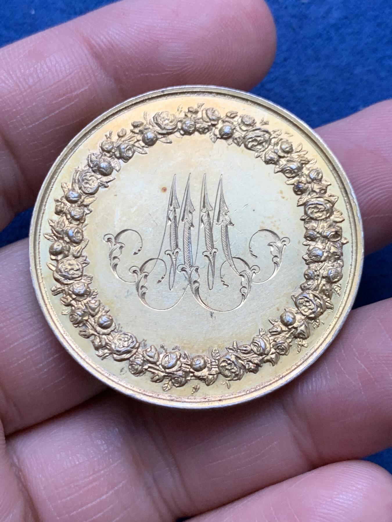 《竞宝斋》第481场 周日，周一 2场连拍 （全场包邮）20级店铺 欢迎送拍 1854年法国主题婚礼纪念镀金银章，刻画精细，保存很好。直径：38.8mm，重：24.88g，手指银标。