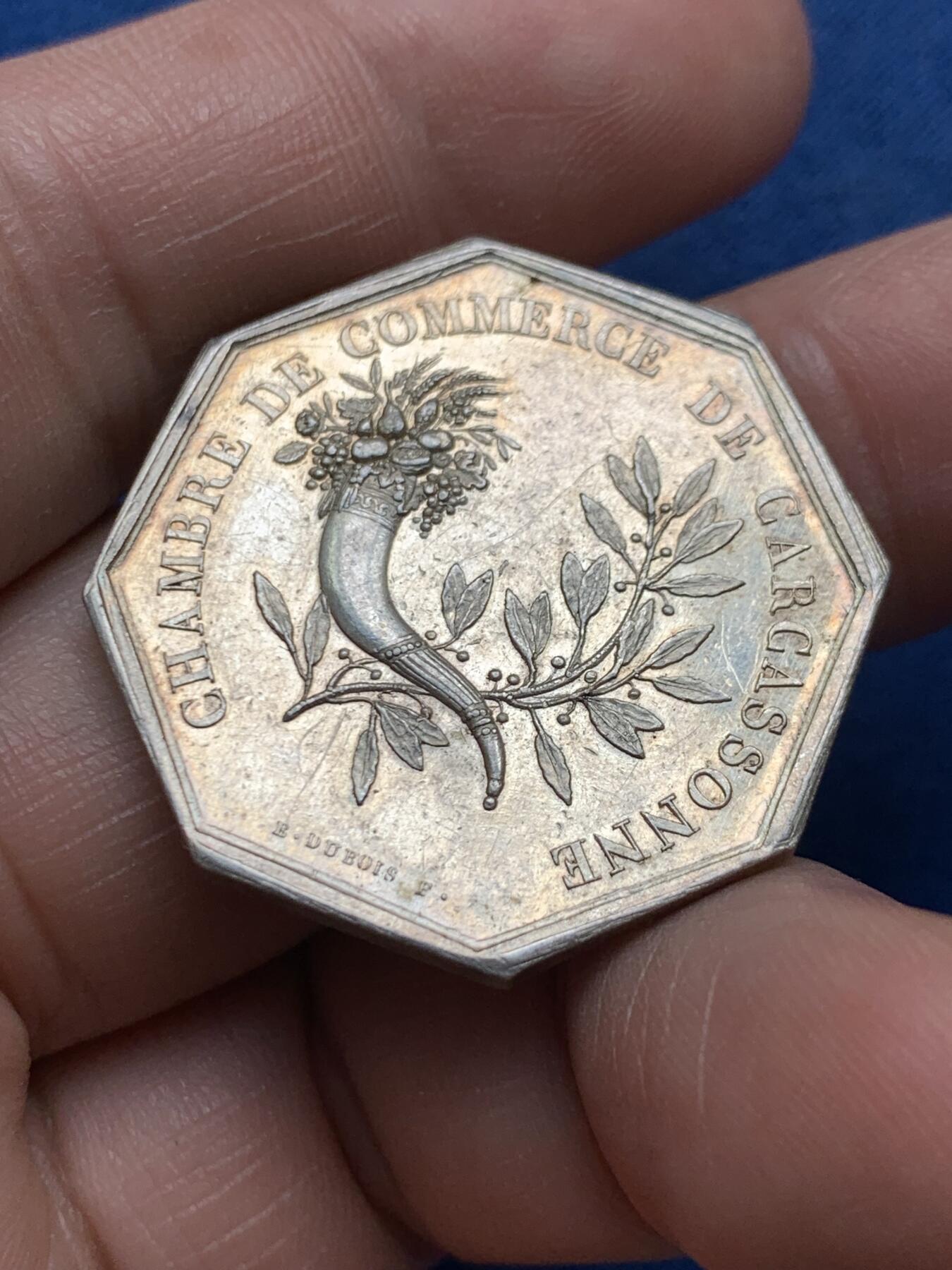 《竞宝斋》第481场 周日，周一 2场连拍 （全场包邮）20级店铺 欢迎送拍 法国卡尔卡松商会八角银质代币，正面墨丘利背丰饶角月桂都象征商业，丰饶角ARGENT，重约14.1克，30.8mm