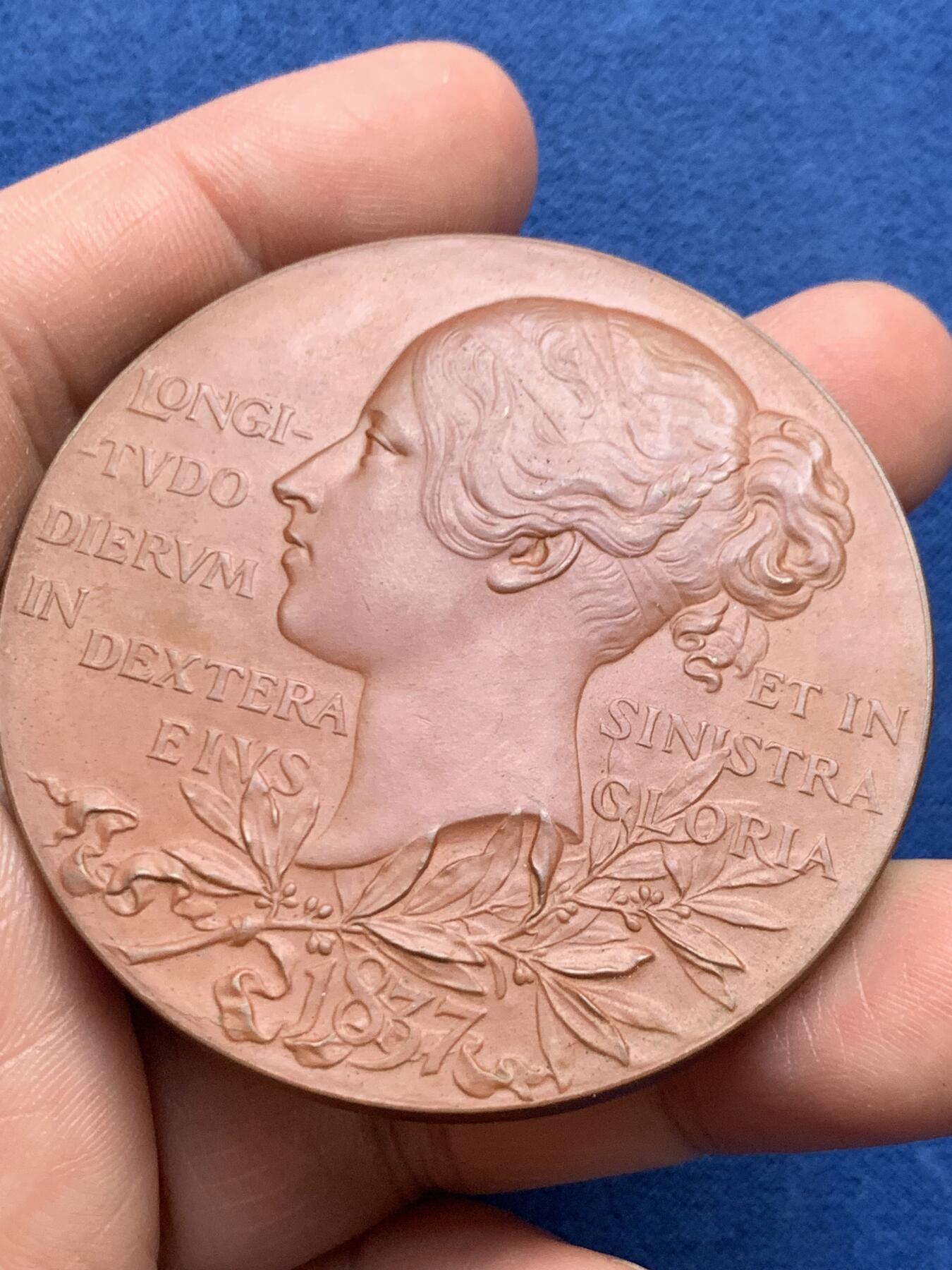 《竞宝斋》第481场 周日，周一 2场连拍 （全场包邮）20级店铺 欢迎送拍 英国1837-1897年维多利亚女王加冕60周年纪念大铜章，带原盒，大尺寸版本，直径55.3mm，重73.1克