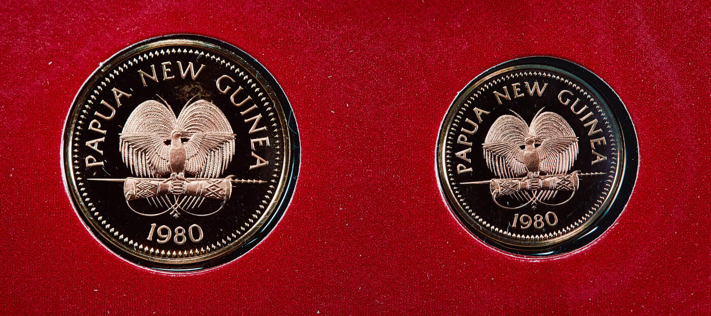 【俄甄集藏】满园春色-2026年(051)04-22星期三 晚 19:30 全场包邮 巴布亚新几内亚1980年1托伊-10基纳精制硬币9枚全套，原盒证，其中5基纳重27.6克，500银；10基纳重41.6克，925银，含纯银共52.28克，发行量2125套